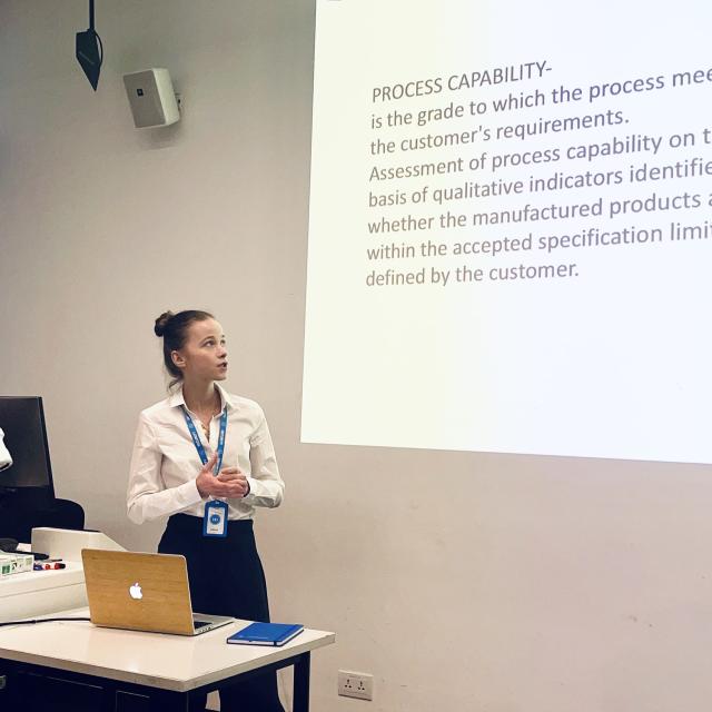 prelegentka przy ekranie z prezentacją