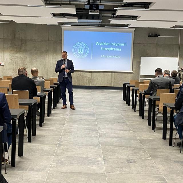 Zdjęcie z seminarium naukowego Wydziału Inżynierii Zarządzania, które odbyło się 27 stycznia 2025.