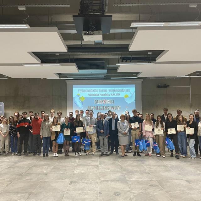 Zdjęcie grupowe uczestników 5. Akademickiego Forum Bezpieczeństwa