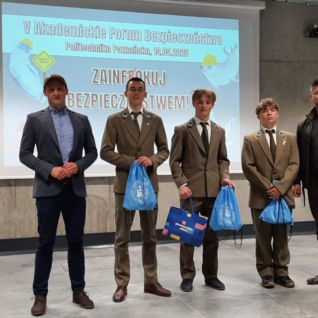 Zdjęcie grupowe uczestników 5. Akademickiego Forum Bezpieczeństwa