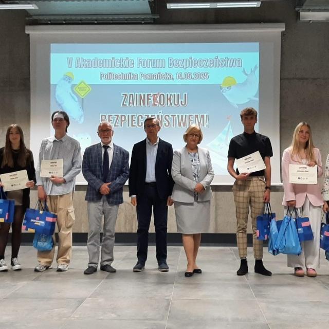 Zdjęcie grupowe uczestników 5. Akademickiego Forum Bezpieczeństwa