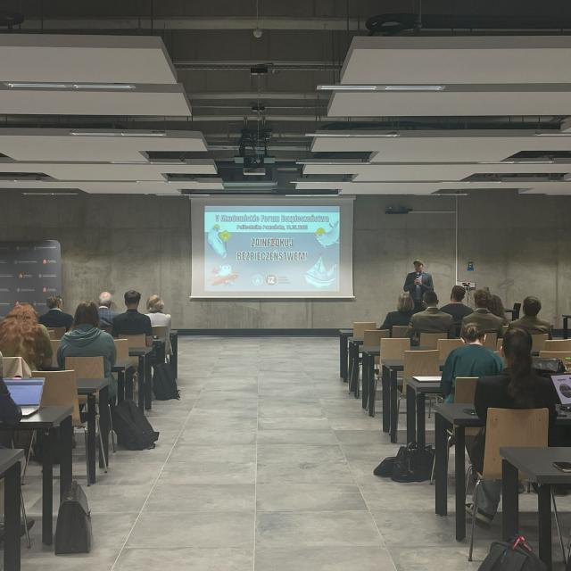 Zdjęcie uczestników 5. Akademickiego Forum Bezpieczeństwa podczas wykładu