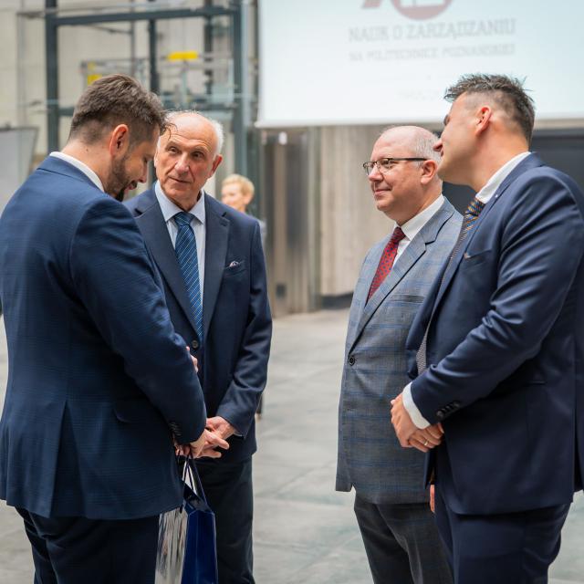 Zdjęcie z gali konferencji 70 lat nauk o zarządzaniu na Politechnice Poznańskiej