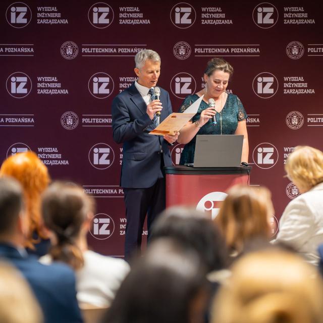 Zdjęcie z gali konferencji 70 lat nauk o zarządzaniu na Politechnice Poznańskiej