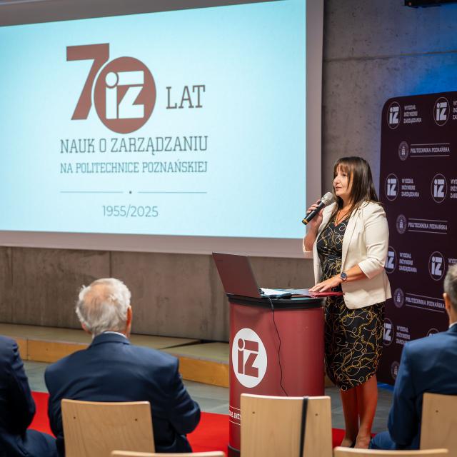 Zdjęcie z gali konferencji 70 lat nauk o zarządzaniu na Politechnice Poznańskiej