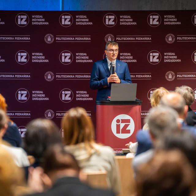 Zdjęcie z gali konferencji 70 lat nauk o zarządzaniu na Politechnice Poznańskiej