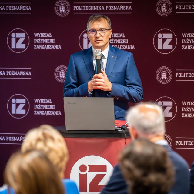 Zdjęcie z gali konferencji 70 lat nauk o zarządzaniu na Politechnice Poznańskiej