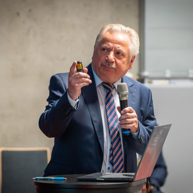 Zdjęcie z gali konferencji 70 lat nauk o zarządzaniu na Politechnice Poznańskiej