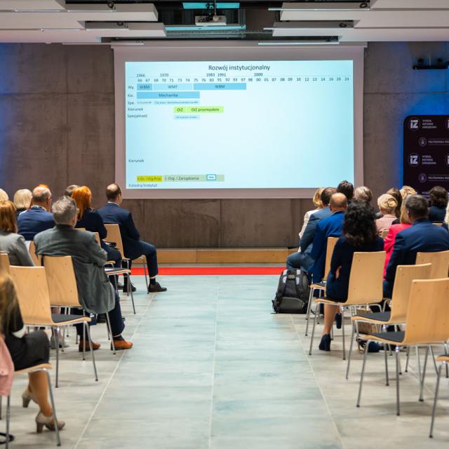 Zdjęcie z gali konferencji 70 lat nauk o zarządzaniu na Politechnice Poznańskiej
