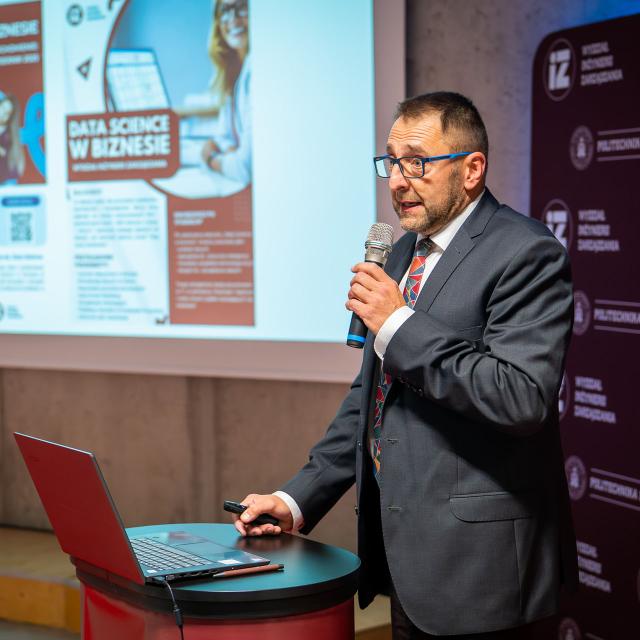 Zdjęcie z gali konferencji 70 lat nauk o zarządzaniu na Politechnice Poznańskiej