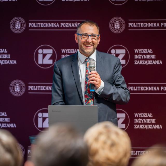 Zdjęcie z gali konferencji 70 lat nauk o zarządzaniu na Politechnice Poznańskiej