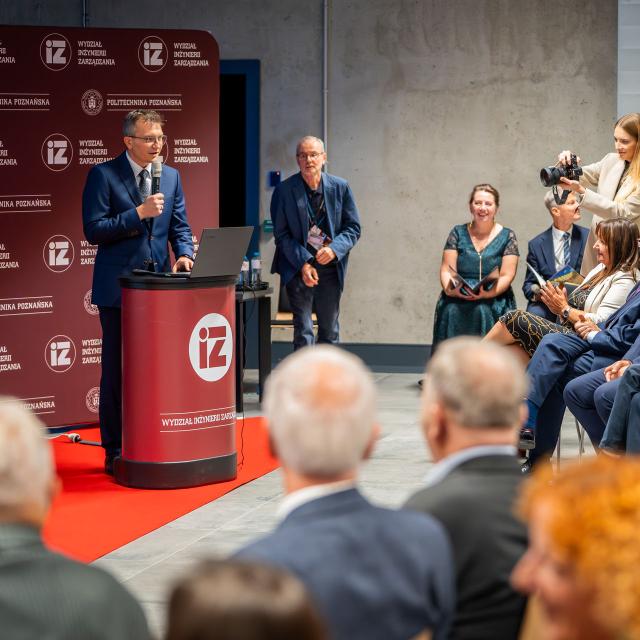 Zdjęcie z gali konferencji 70 lat nauk o zarządzaniu na Politechnice Poznańskiej