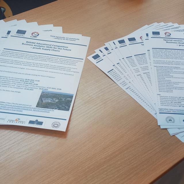 Zdjęcie rozłożonych materiałów informacyjnych na stole