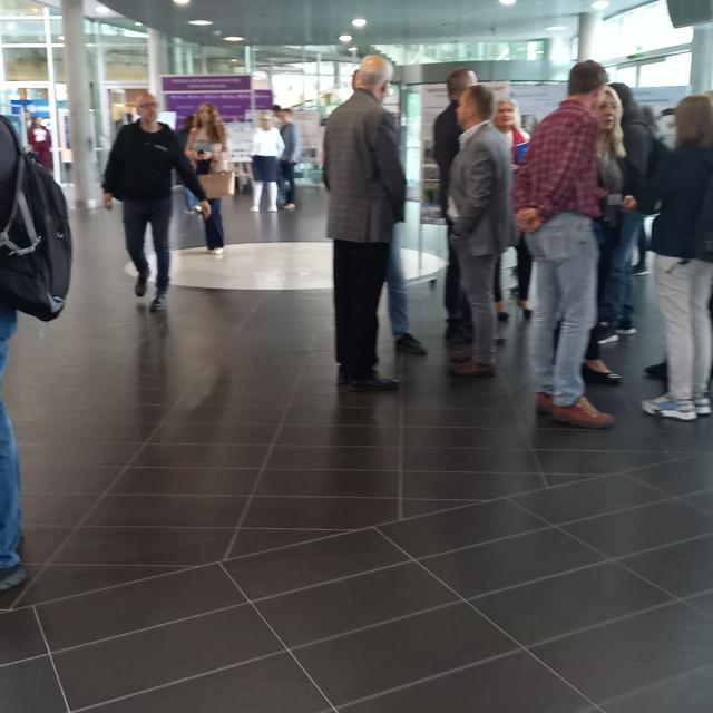 Zdjęcie gości dnia nauki politechniki poznańskiej przy stoisku projektu BAS4SC