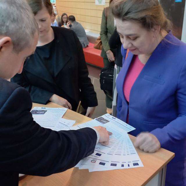 Zdjęcie gości dnia nauki politechniki poznańskiej przy stoisku projektu BAS4SC