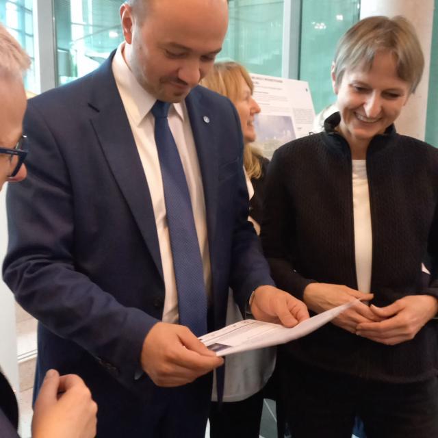 Zdjęcie gości dnia nauki politechniki poznańskiej przy stoisku projektu BAS4SC