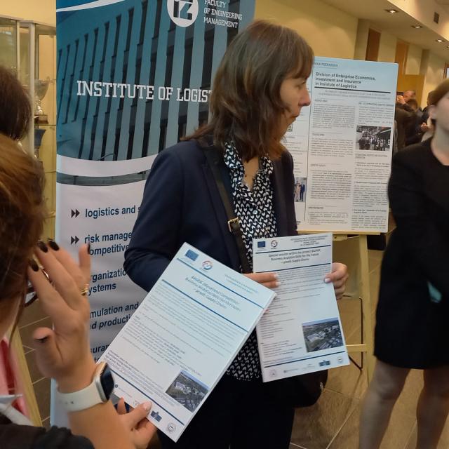 Zdjęcie gości dnia nauki politechniki poznańskiej przy stoisku projektu BAS4SC