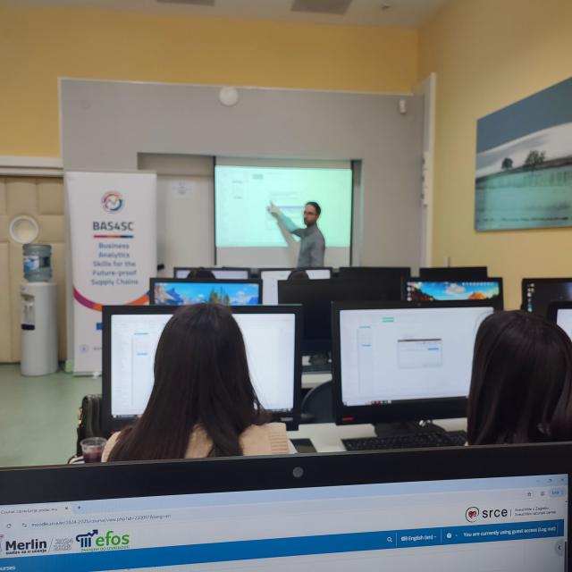 Zdjęcie uczestników spotkania w celu weryfikacji i testowania materiałów dydaktycznych z modułu C2 Book, które odbyło się w Osijeku (Chorwacja)