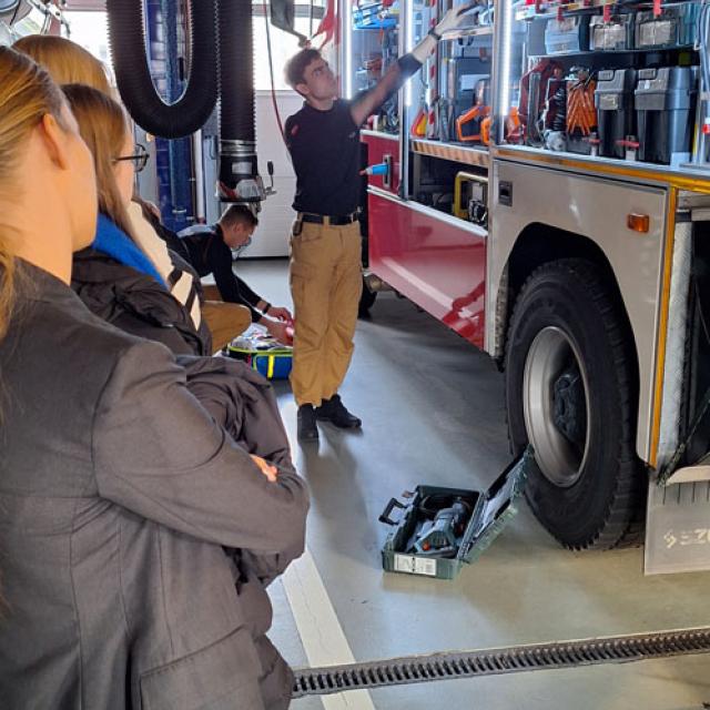 Zdjęcie z pokazu sprzętu stażackiego podczas zajęć dydaktycznych w Szkole Aspirantów PSP w Poznaniu