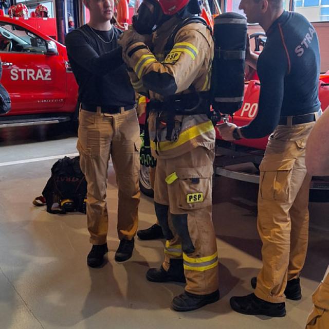 Zdjęcie z pokazu sprzętu stażackiego podczas zajęć dydaktycznych w Szkole Aspirantów PSP w Poznaniu