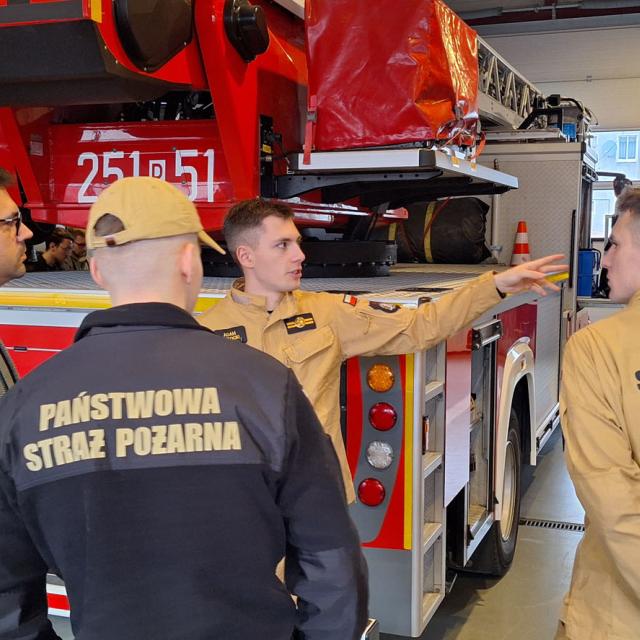 Zdjęcie z pokazu sprzętu stażackiego podczas zajęć dydaktycznych w Szkole Aspirantów PSP w Poznaniu