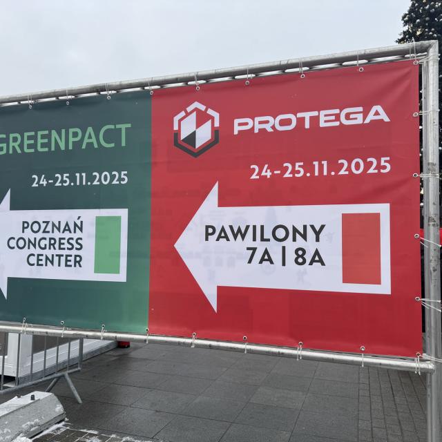 Zdjęcie tablic pokazujących kierunek dojścia do konferencji GREENPACT 2025