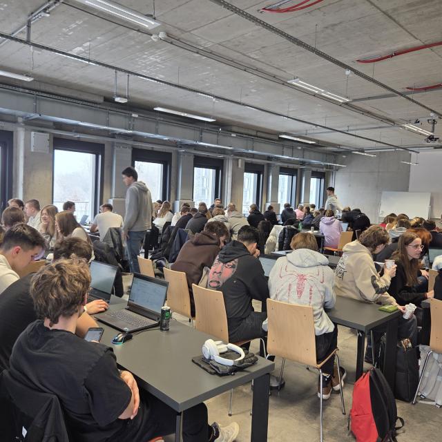 Zdjęcie z sali budynku WAWIZ gdzie odbywał się Hackathon procesowy WIZ-BIZ-LOG DAY