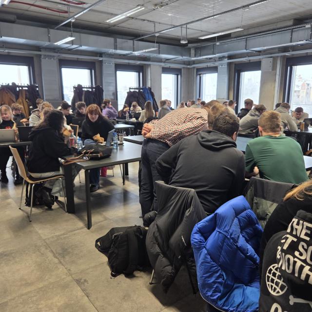 Zdjęcie z sali budynku WAWIZ gdzie odbywał się Hackathon procesowy WIZ-BIZ-LOG DAY