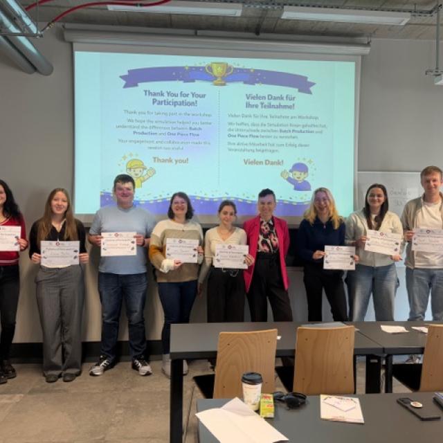 Zdjęcie uczestników warsztatu "Od produkcji partiowej do One Piece Flow" z certyfikacjami uczestnictwa