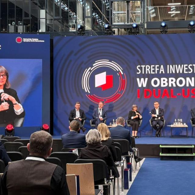 Wystąpienie dr hab. inż. Ewy Więcek-Janki, prof. PP, podczas debaty "Technologie i specjalizacje o najwyższym potencjale dla przemysłu obronnego" w trakcie konferencji "Strefa inwestycji w obronność i Dual-Use"