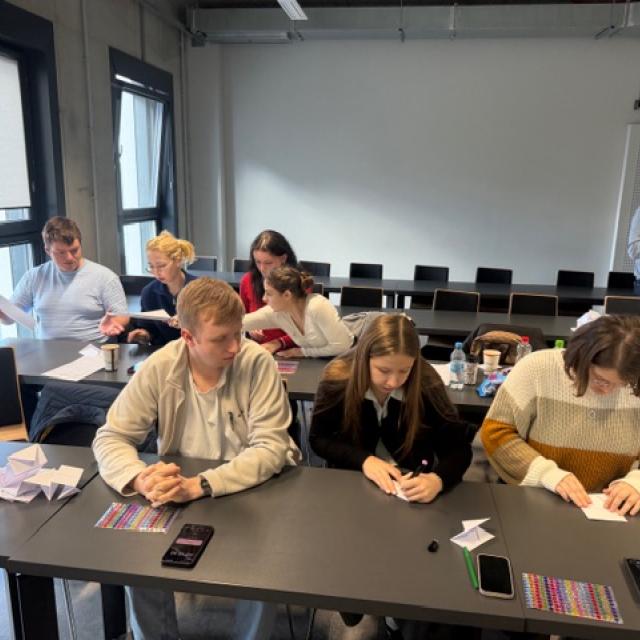 Zdjęcie uczestników podczas warsztatu "Od produkcji partiowej do One Piece Flow"