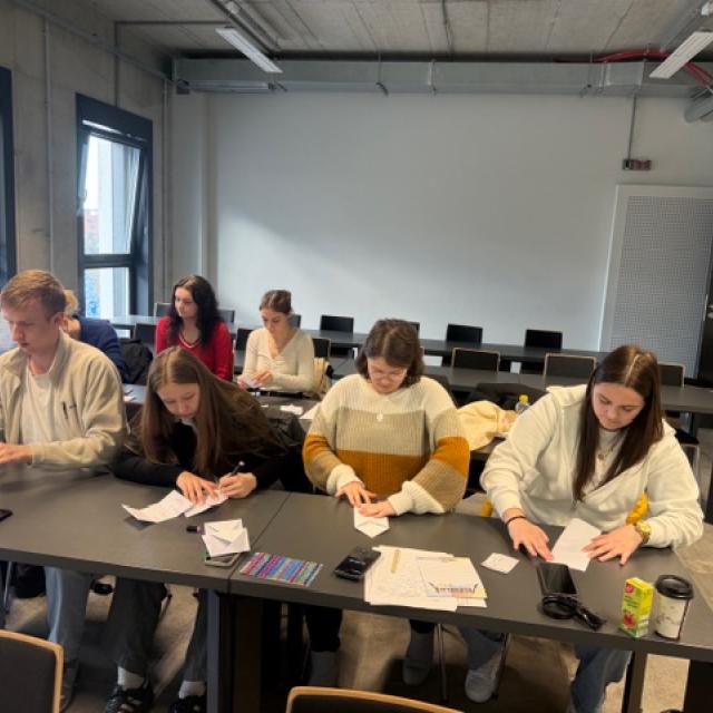 Zdjęcie uczestników podczas warsztatu "Od produkcji partiowej do One Piece Flow"