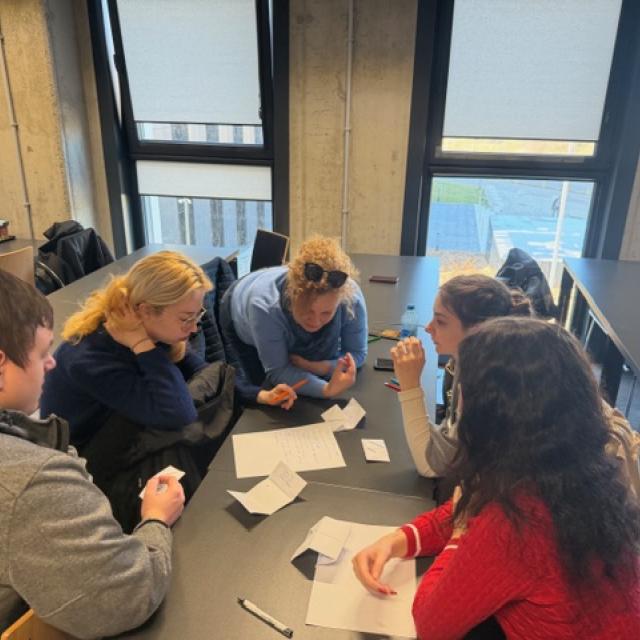 Zdjęcie uczestników podczas warsztatu "Od produkcji partiowej do One Piece Flow"