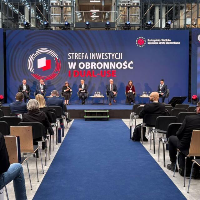 Wystąpienie dr hab. inż. Ewy Więcek-Janki, prof. PP, podczas debaty "Technologie i specjalizacje o najwyższym potencjale dla przemysłu obronnego" w trakcie konferencji "Strefa inwestycji w obronność i Dual-Use"