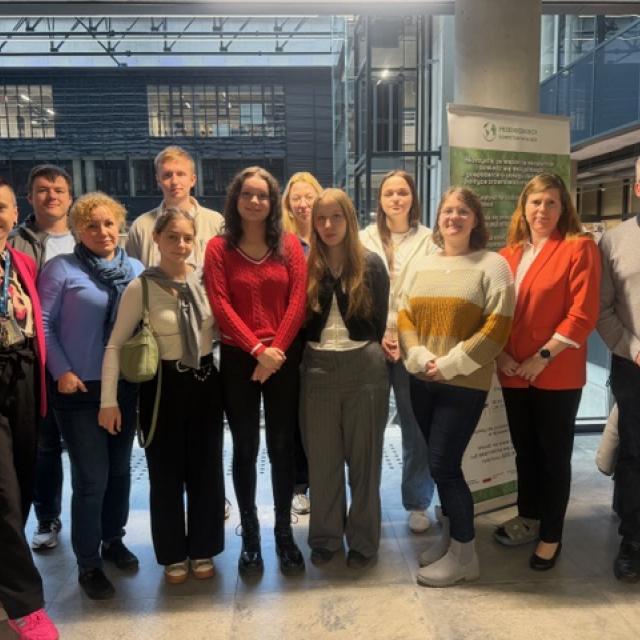 Zdjęcie grupowe uczestników warsztatu „Od produkcji partiowej do One Piece Flow – symulacja, Lean i doświadczenie VR”