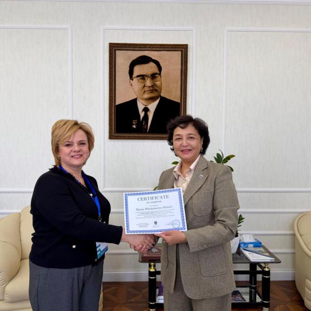 Zdjęcie dr hab. Hanny Włodarkiewicz-Klimek (z lewej) z rektorem prof. Saule S. Sagintayeva