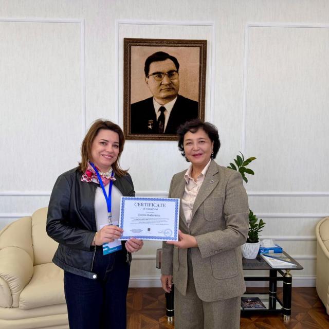 Zdjęcie dr hab. Joanny Kałkowskiej (z lewej) z rektorem prof. Saule S. Sagintayeva