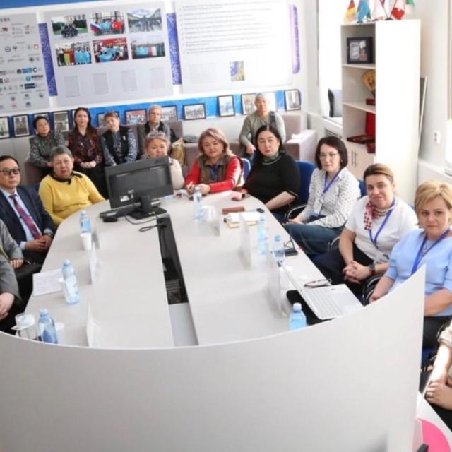 Zdjęcie grupowe zrobione w trakcie zajęć dydaktycznych przeprowadzonych przez dr hab. Hannę Włodarkiewicz-Klimek i  dr hab. Joannę Kałkowską.