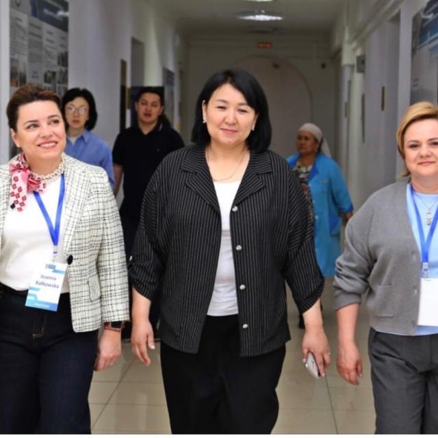 wspólne zdjęcie dr hab. Hannę Włodarkiewicz-Klimek (z prawej) i  dr hab. Joanny Kałkowskiej (z lewej) z kierowniczką Katedry Ekonomii Przedsiębiorstwa Gauhar J. Tanekeyeva (po środku))