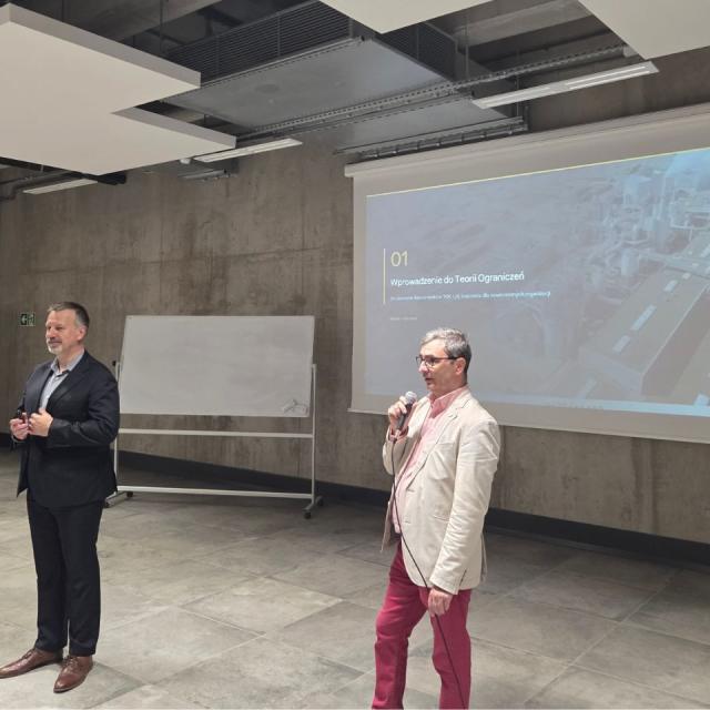 Zdjęcie eksperta i organizatora dr hab. inż. Piotra Cyplika, prof. PP warsztatów poświęconych zastosowaniu Teorii Ograniczeń (TOC) oraz sztucznej inteligencji w logistyce