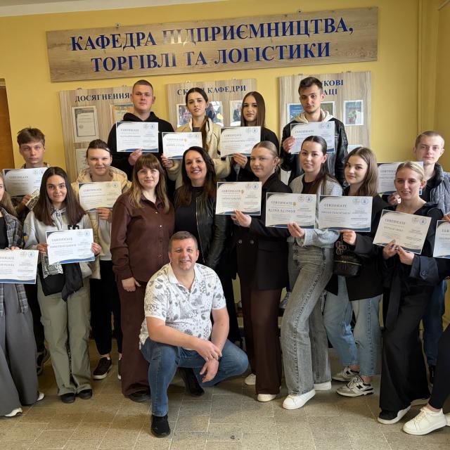 Zdjęcie grupowe uczestników międzynarodowego wykładów podczas stażu dydaktycznego realizowanego wspólnie z Katedrą Przedsiębiorczości, Handlu i Logistyki Lwowskiego Uniwersytetu Handlu i Ekonomii.